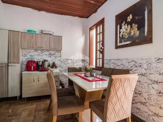 Imóvel aconchegante à venda com 4 quartos, sendo 1 suíte, e 3 banheiros no total