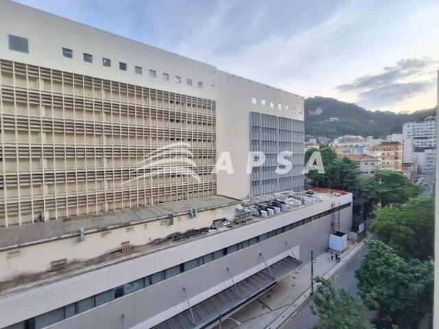 Imóvel de 60m², de frente, reformado, arejado, composto por: sala ampla, 1 quarto com armários, cozi