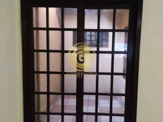Imóvel de alto padrão no Jardim das Oliveiras: Casa com 3 quartos, 2 banheiros e 2 vagas de garagem