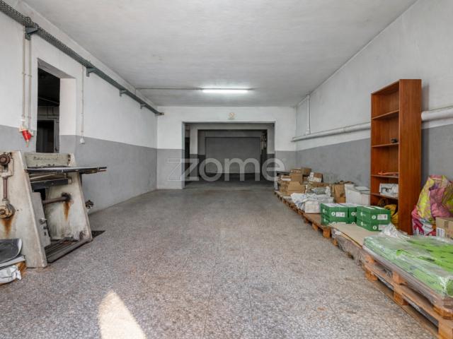 Imóvel de uso misto à venda: Armazém Industrial + 2 unidades residenciais