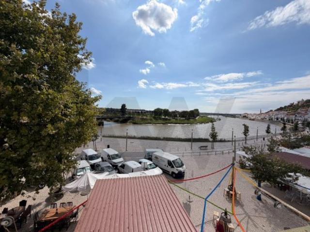 Imóvel em Alcácer do Sal, que foi divido em dois apartamentos, com vista deslumbrante de rio