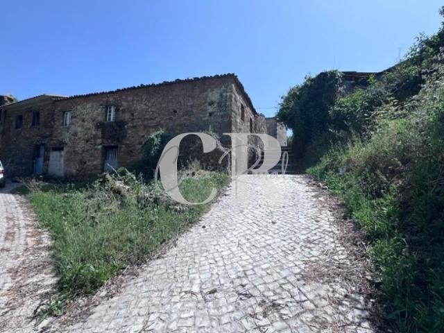Imóvel em pedra, com projeto de renovação