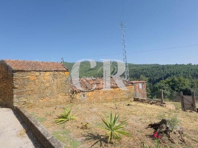 Imóvel em pedra para renovação com terreno