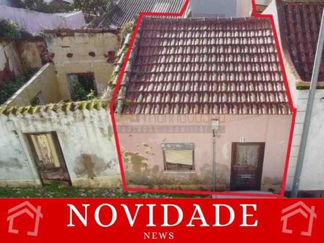 Imóvel em Ruinas para recuperar Confina com duas Ruas Centro do Cadaval