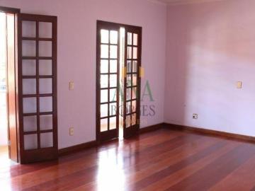 Imóvel espaçoso e muito bem conservado em bairro tranquilo
