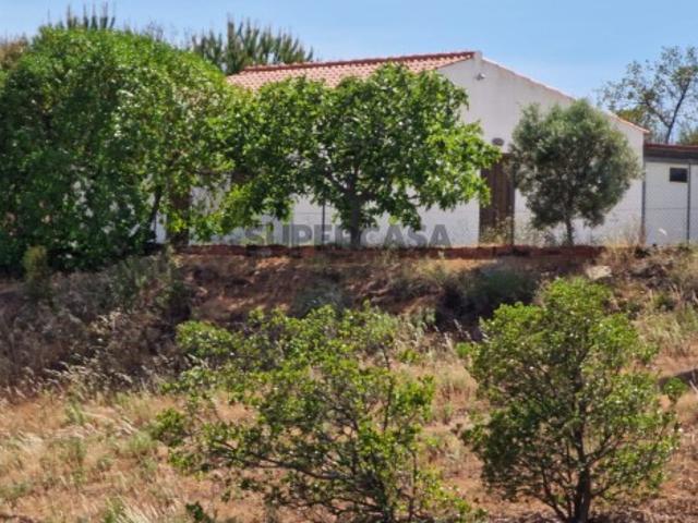 IMÓVEL MUITO INTERESSANTE! TRADICIONAL CASA DE CAMPO DE DOIS QUARTOS COM VISTAS INCRÍVEIS PARA AS MONTAS E COSTA ATLÂNTICA NUM LOTE DE TERRENO DE 29.788,00 M² PERTO DE TAVIRA E SANTA CATARINA