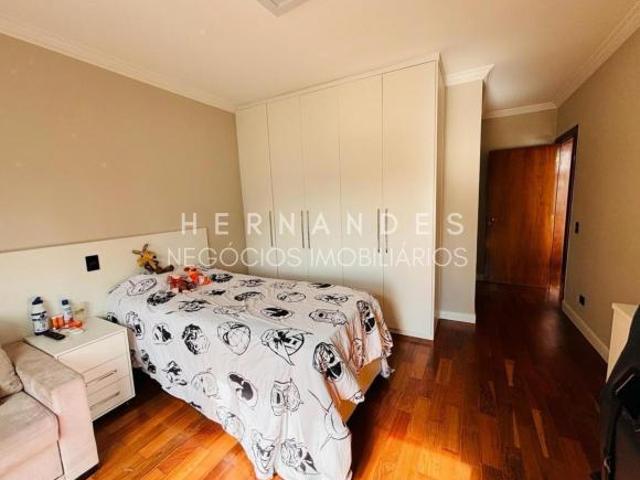 Imóvel no Residencial 1 em Alphaville com 640m² de terreno sendo 4suítes e 6 vagas