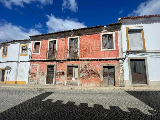 Imóvel para Remodelação Total no Centro de Montemor o Novo com 386m² de Área Bruta Privativa – Oportunidade de Investimento Única!