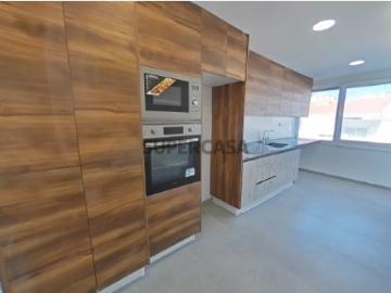 Imóvel T3, totalmente remodelado, com acabamentos de qualidade