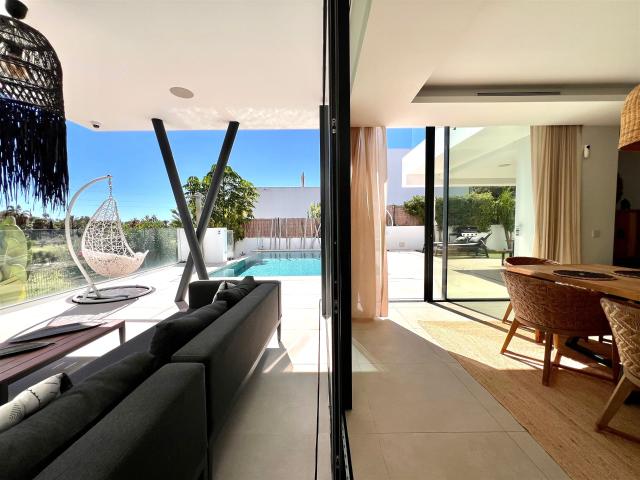 Imagina despertar cada día en tu propia villa privada, donde. 369m² Estepona