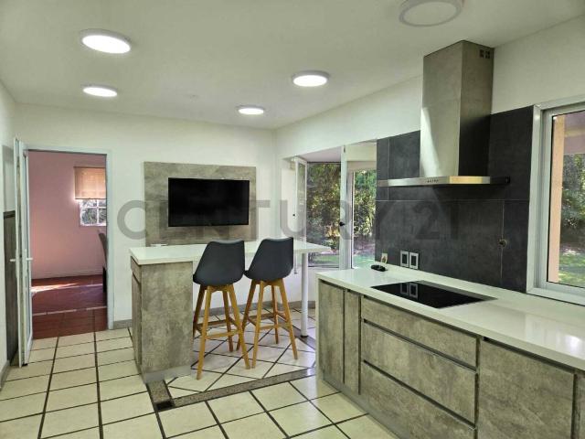 Impecable Casa en La Delfina con piscina, lista para mudarse, Frente al austral, para entendidos!