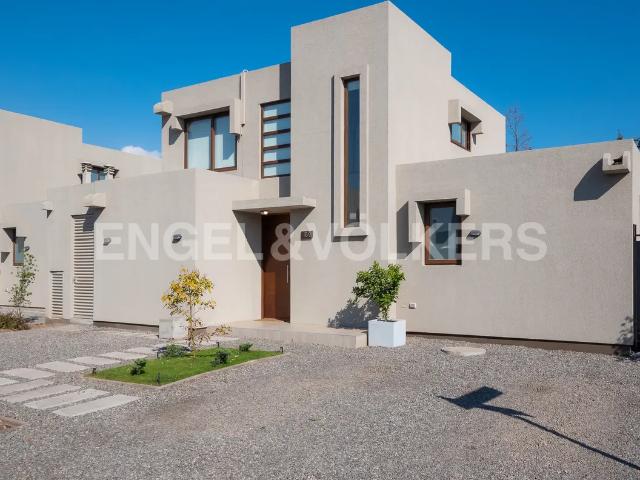 Impecable Casa Esquina Con Piscina En Condominio Rukán