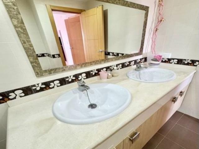 Impecable Apartamento en Torre del Mar con Vistas al Mar Sept a Junio 2027