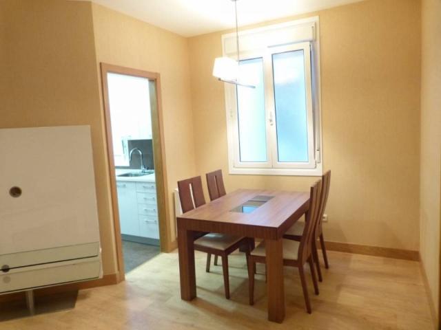 Impecable y precioso apartamento situado en el corazón de Gros, en el centro de la calle San Francisco, a muy pocos metros de la playa