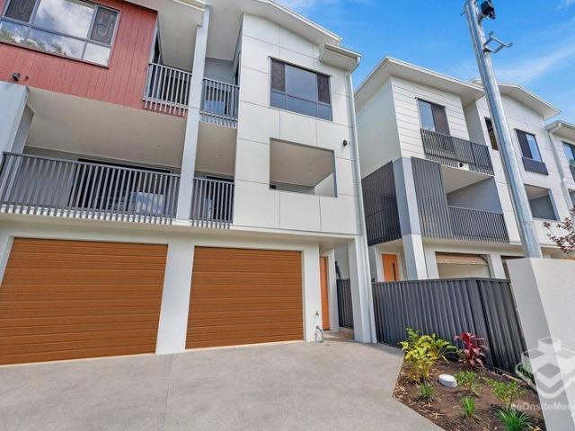 IMPECCABLY DESIGNED, MODERN & STYLISH IN PRIME LOCATION AVAILABLE NOW!