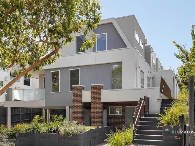 Impeccably Presented Townhouse in Prime Doncaster Location