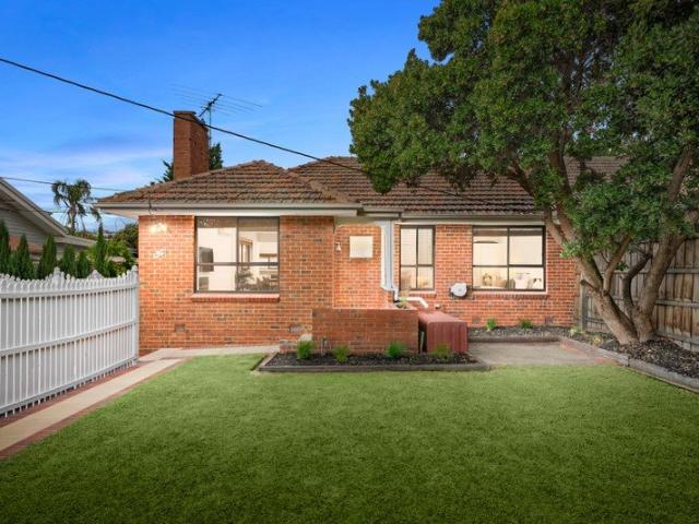 Impeccably Presented Clinker in Desirable Lifestyle Locale