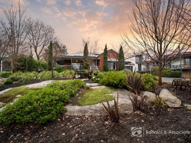 IMPECCABLY PRESENTED, ENERGY EFFICIENT LIVING IN A PRIME BEECHWORTH LOCATION