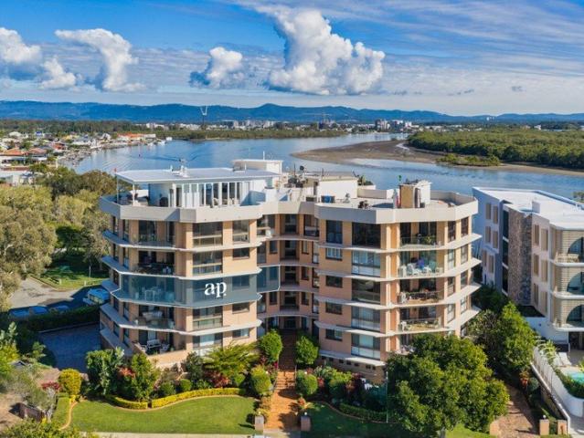 Impeccably Renovated Apartment in the Heart of Paradise Point
