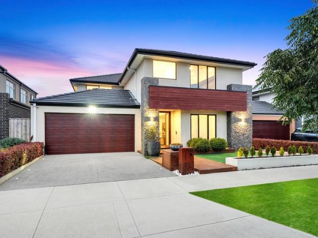 Impeccably Stylish & Luxuriously Appointed Family Home in Williams Landing