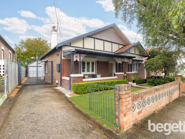 IMPECCABLE & CHARMING IN SUPERB LEAFY SETTING CLOSE TO VIBRANT CROYDON VILLAGE & STATION