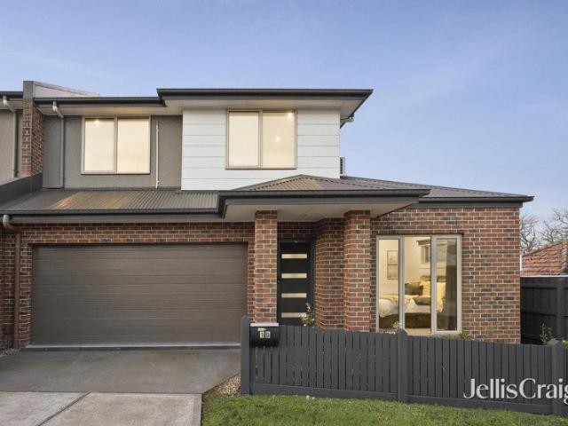 Impeccable contemporary townhouse with ground floor master suite