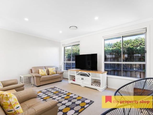 IMPECCABLE LIVING IN A QUIET CUL DE SAC
