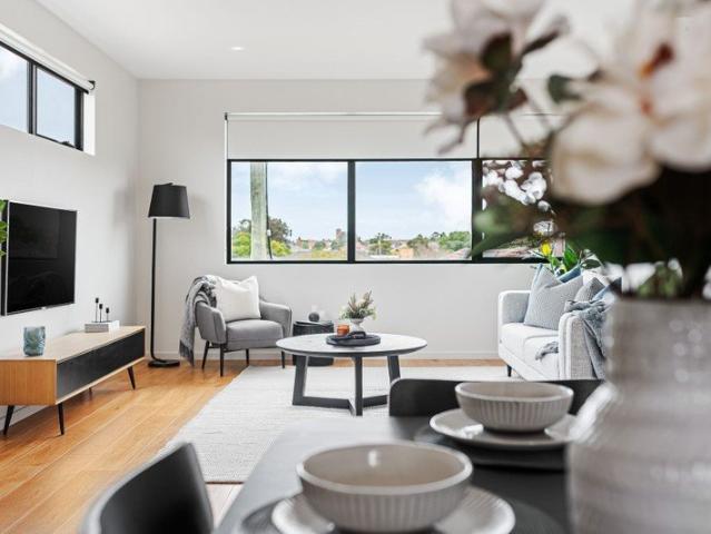 Impeccable Townhouse in a Fantastic Location Great for living or for Investment with high rental yield