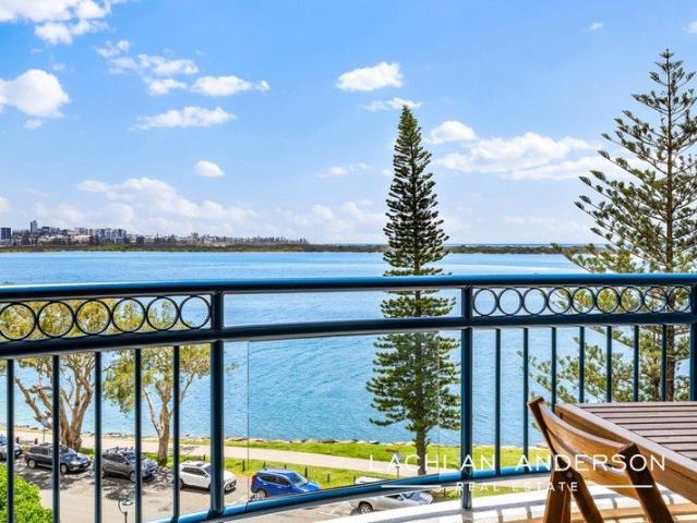 IMPECCABLE WATERFRONT LOCATION WALK TO EVERYTHING