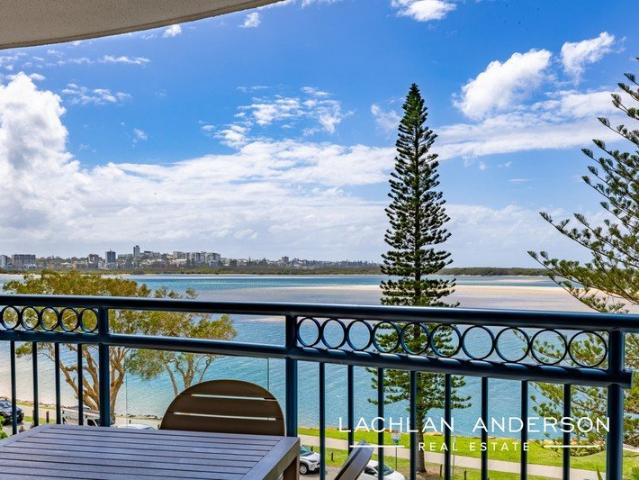 IMPECCABLE WATERFRONT LOCATION WALK TO EVERYTHING