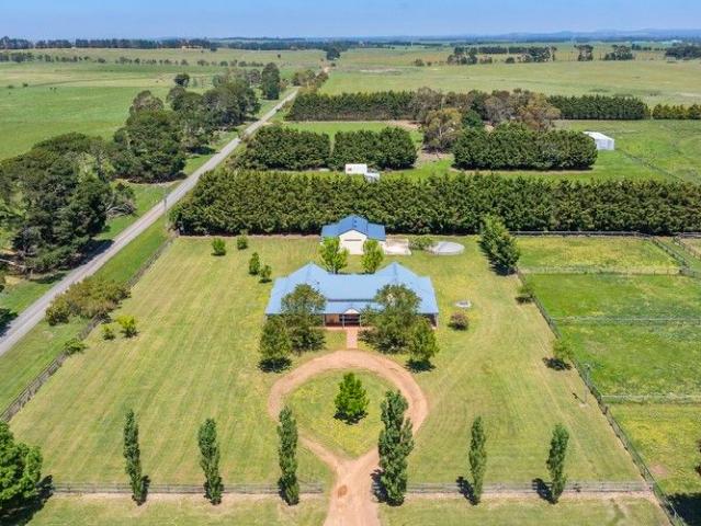 Impeccable 40 Acre Equestrian Lifestyle Estate Minutes from Romsey