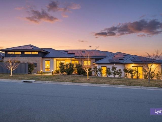 Impeccable 7 Bed Family Residence with Multi generational Floorplan, 28kW Solar System and Battery on a 1041sqm allotment