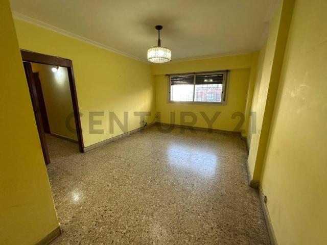 IMPERDIBLE! Departamento de 3 Ambientes con Patio en Plena Lanusita