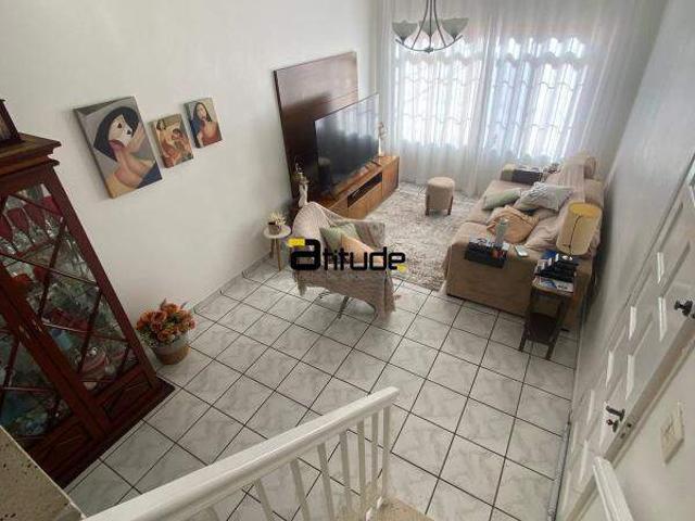 IMPERDÍVEL NA VILA YARA – CASA COM LOCALIZAÇÃO PRIVILEGIADA