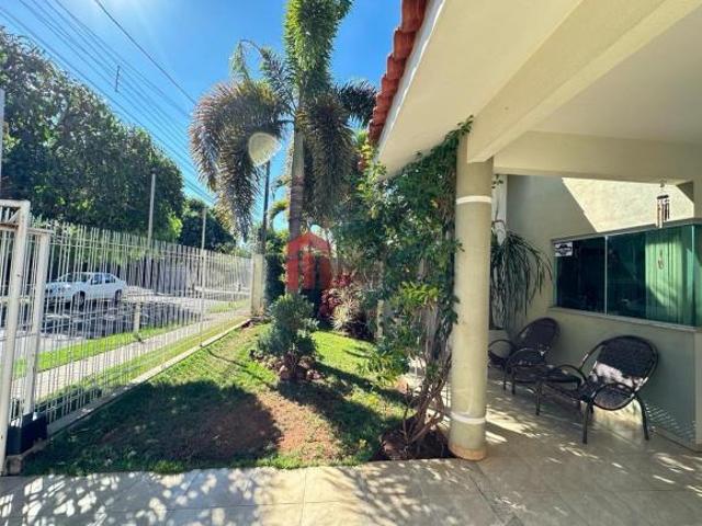 Imperdível! Casa à venda em Umuarama PR, 4 quartos, 2 suítes, 201m² no Parque Bandeirantes. Venha co