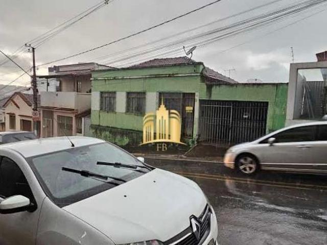 Imperdível casa à venda no Centro de Santo Antônio do Monte MG: 4 quartos, 1 sala, 1 banheiro, 2 vag