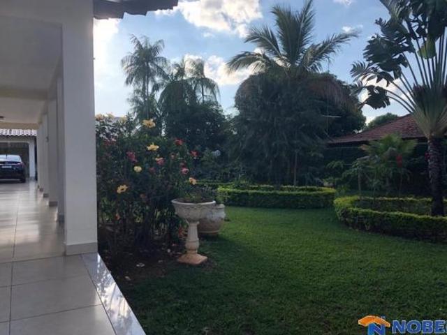 Imperdível: Casa de alto padrão com 3 suítes e 4 vagas na Zona 01 de Cianorte PR!