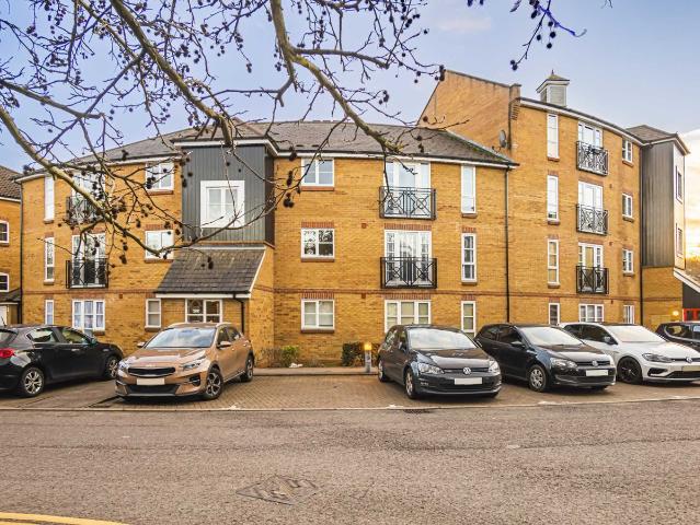 Imperial Way, Hemel Hempstead, Hertfordshire HP3, 2 bed flat to rent, £1,450 pcm | PrimeLocation