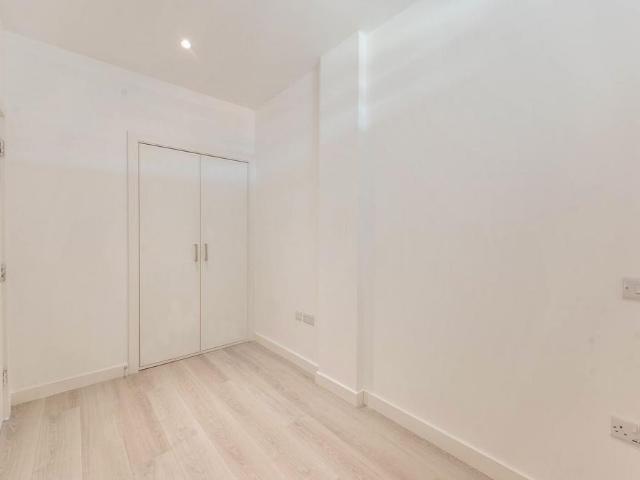 Imperial Drive, HA2, Rayners Lane. 1 bed flat to rent £1,375 pcm £317 pw