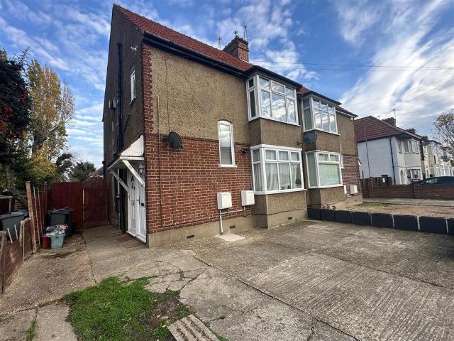 Imperial Road, Bedfont 1 bed maisonette to rent £1,450 pcm £335 pw