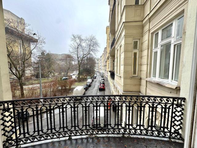Imperiales Wohnen im Stilaltbau! 5 Zimmer, 245 m², 4 Meter Decken und zwei Terrassen!