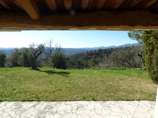 Implantée sur un terrain plat clos de 3600m2, à flanc de cot. 210m² Montauroux