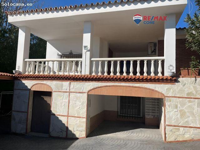 Imponente Chalet Individual en Urbanización Las Rocas Almendralejo con Piscina y Jardín