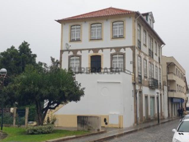 PRÉDIO URBANO COM ESPAÇO COMERCIAL E HABITAÇÃO T5 NO CORAÇÃO DO DOURO