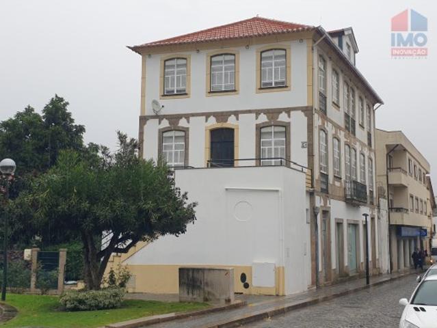PRÉDIO URBANO COM ESPAÇO COMERCIAL E HABITAÇÃO T5 NO CORAÇÃO DO DOURO