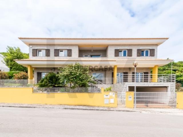 Imponente Moradia no ’Alto do Miradouro’: Vista Panorâmica e Exclusividade na Quinta da Moura