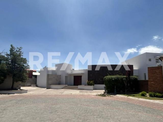 IMPONENTE RESIDENCIA DE UNA PLANTA COLINDANDO CON EL CAMPO DE GOLF DEL CLUB CAMPESTRE