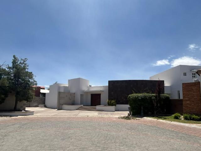 IMPONENTE RESIDENCIA DE UNA PLANTA COLINDANDO CON EL CAMPO DE GOLF DEL CLUB CAMPESTRE