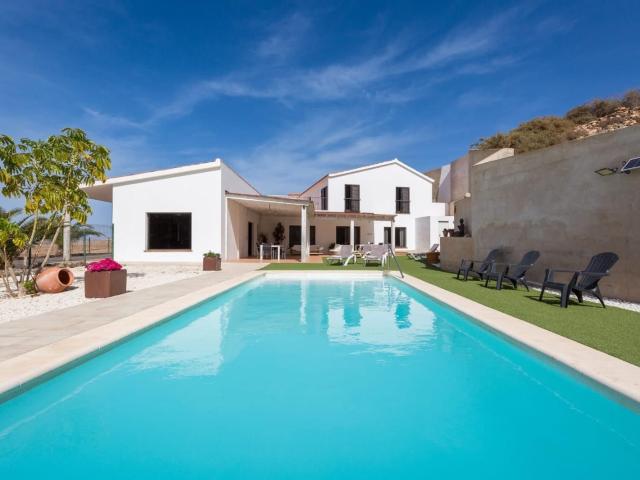 Imponente Villa en Venta con Amplias Áreas y Alto Potencial. 600m² Pájara