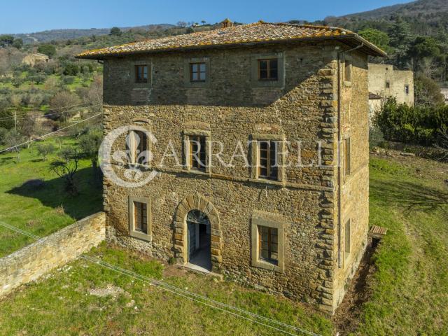 Imponente villa storica su più piani con ampi spazi e vista. 490m² Cortona